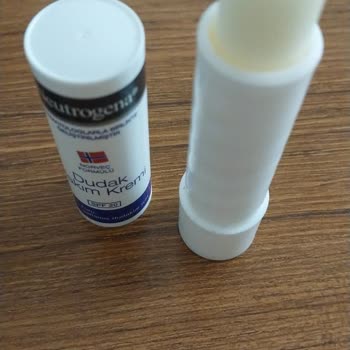 Neutrogena Dudak Kremi İçindeki Sert Kristaller Dudağımı Yırtıyor