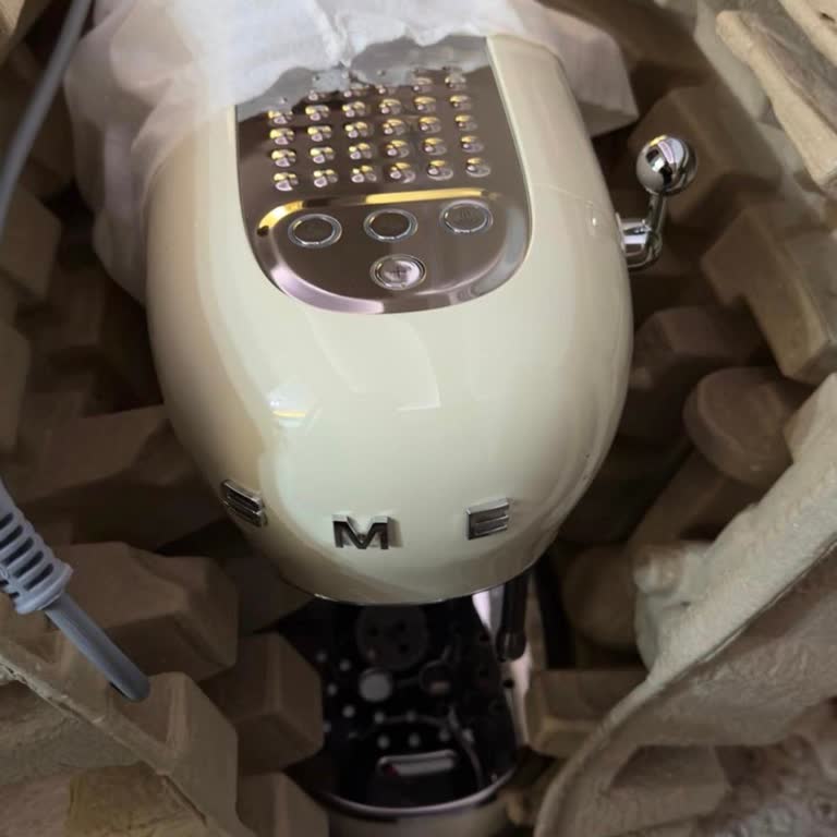 Eksik Logo Ve Ulaşılamayan Müşteri Hizmetleri Nedeniyle Smeg Espresso Makinesi Değişim Talebi