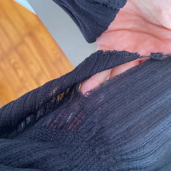 Defolu Bluz Üzerindeki Yırtıklar Ve Satıcı İlgisizliği