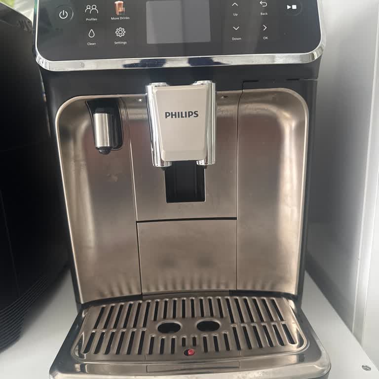 Sütlü Kahve Yaparken Altından Su Akan Philips Lattego 5547 Makinesi