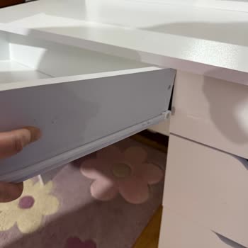 Eksik Parçalar Ve Hatalı Çekmece Nedeniyle A101 Makyaj Masası Kurulumu Gerçekleştirilemedi!