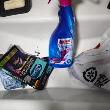 Kapağı Açık Leke Çıkarıcı Ürün, Diğer Alışveriş Ürünlerini Kullanılamaz Hale Getirdi