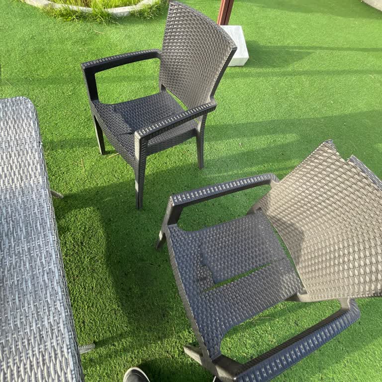 Shell Atarlar İstasyonunda Kırık Sandalyeler Mola Alanını Tehlikeye Atıyor