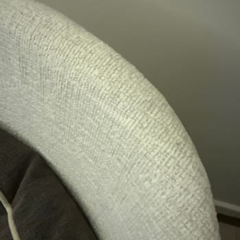 Defolu Sandalyeler Ve Geciken Koltuk Takımı İçin Acil Çözüm Talebi