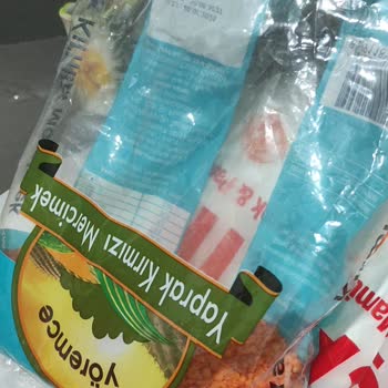 Kırmızı Mercimek Paketi İçinde Çürük Ve Tuhaf Nesneler