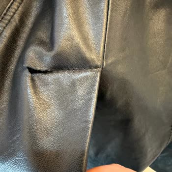 Derimod Kürklü Cekette Düğme Lastiği Eksik Ve Dikişleri Çabuk Atılıyor
