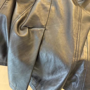 Derimod Kürklü Cekette Düğme Lastiği Eksik Ve Dikişleri Çabuk Atılıyor