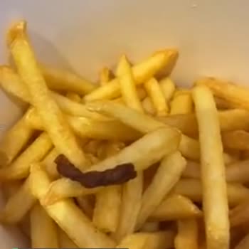 Saloon Burger Kötü Patates Ve Restoran Müdürün Üslup Problemi!