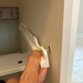 IKEA Komodininde İnce Çerçeve ve Vidaların Tutmaması Nedeniyle Ürün Kullanılamaz