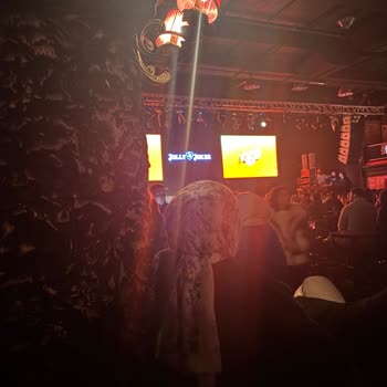 Sahne Önü Bilet Ücreti Ödedik Kolon Arkasında Oturduk