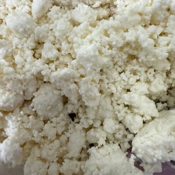 Uzun Son Kullanma Tarihli Lor Peyniri Kötü Koku Ve Siyah Lekelerle Çıktı