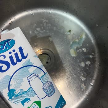 Dost Sütünde Plastik Ve Küflenmiş Parçalar