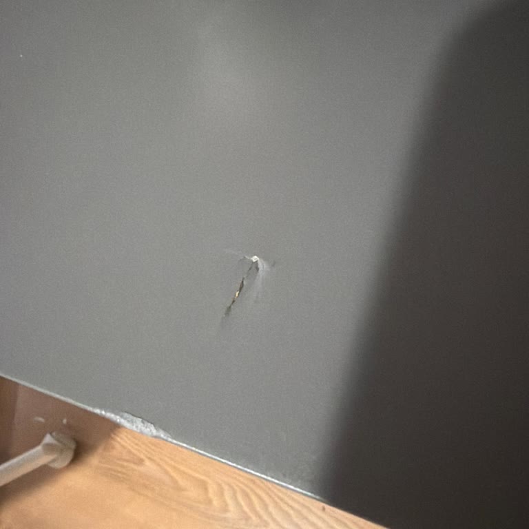 İçinde Boşluk Olan Ve Sallanan IKEA LINNMON Masa Üzerine Şikayet