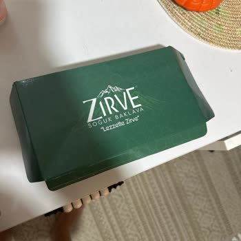 Fıstıksız Baklava, Etiketiyle Uyuşmuyor