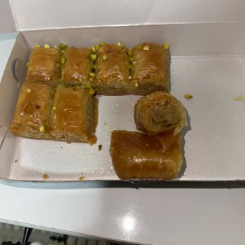Fıstıksız Baklava, Etiketiyle Uyuşmuyor
