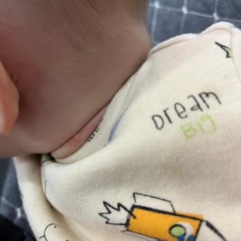 Ebebek'ten Aldığım Yemek Önlüğü Bebeğimin Boynunu Tahriş Etti