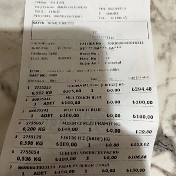 Mısır Çerezi Piramit İçinde Uzun Siyah Saç Hijyen İhlali