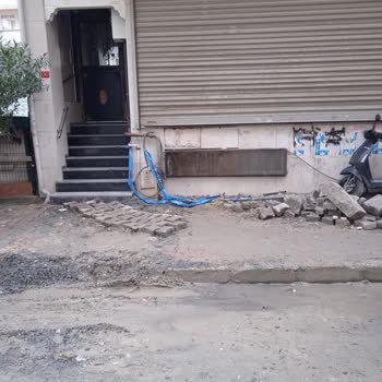 İstanbul Büyükşehir Belediyesi İSKİ Kazı Sonrası Kaldırım Ve Yol Onarımı Yapılmadı