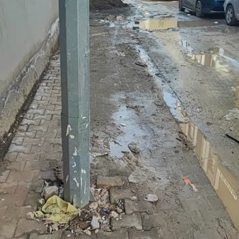 Ceylanpınar 455. Sokakta Çökük Yol Ve Su Birikintileri Yayaları Tehlikeye Atıyor