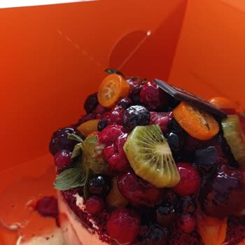 Nevale Pasta & Fırın Pastaların İçinde Kullanılan Meyveler Tamamen Çürük Ve Bozulmuştu