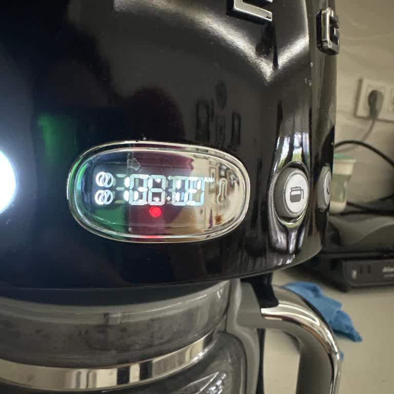 Kırmızı Işık Uyarısı Veren Smeg Filtre Kahve Makinesine Garantili Destek Talebi