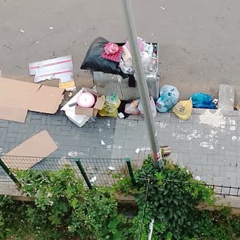 Etimesgut İstasyon Mahallesinde Tek Çöp Konteyneri Yetersizliği Çöp Seline Neden Oluyor