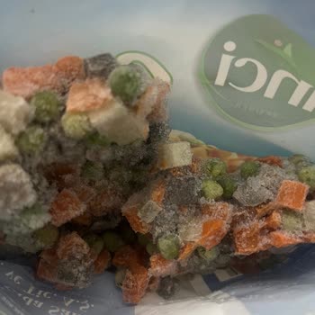 Şok Market’ten Alınan İnci Marka Dondurulmuş Garnitürde Bozulma Ve Renk Değişikliği