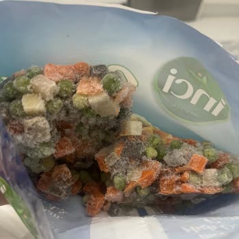 Şok Market’ten Alınan İnci Marka Dondurulmuş Garnitürde Bozulma Ve Renk Değişikliği