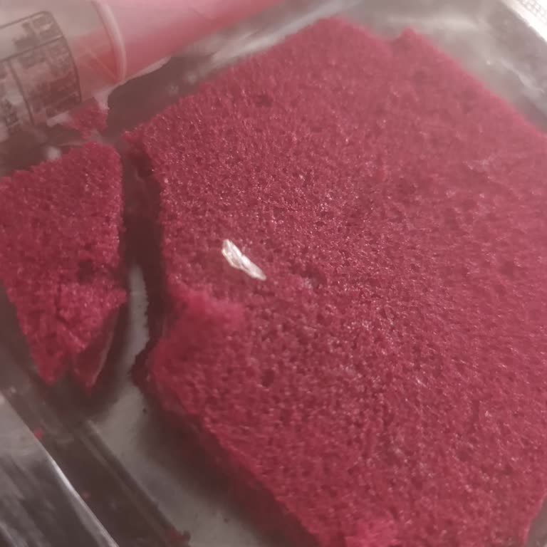 A101’den Hanımdan Kadife Tatlısı İçinde Cam Parçaları Çıktı Sağlık Riski