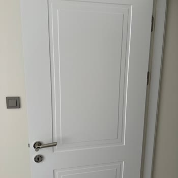 Montaj Sonrası Mat Kapılarda Yapışkan İzleri Ve Boya Bozulması