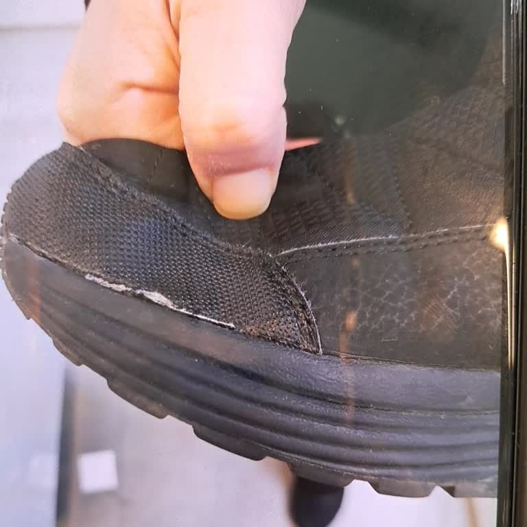 Skechers Botlarda Tekrar Eden Açılma Sorunu, Şirket Üretim Hatasını Reddetti