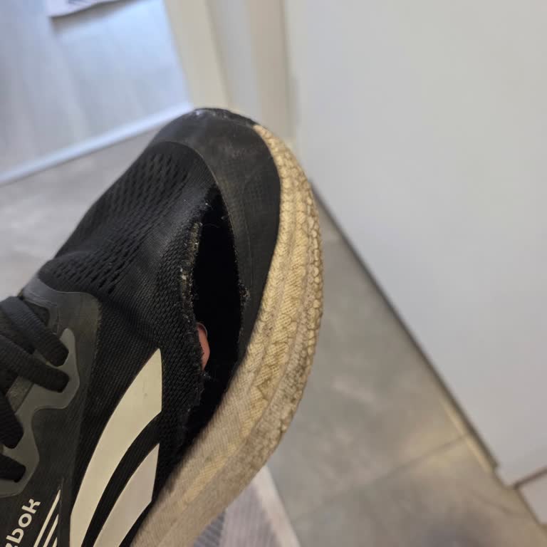 Üç Ayda Yırtılan Reebok Ayakkabı İçin Yeniden Değerlendirme Ve İade Talebi