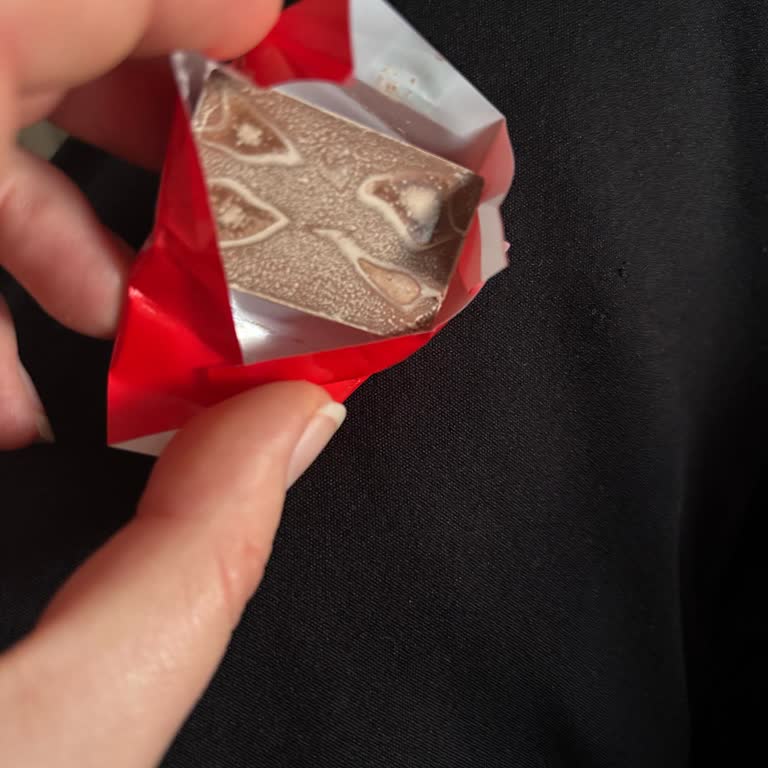 Ülker Napoliten Çikolatasının Son Kullanma Tarihi Geçmemiş Olmasına Rağmen Bayat Ve Renk Bozukluğu