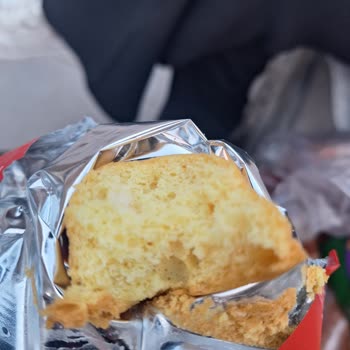 Kremalı Kek Görseli Yanıltıcı, Ürün İçinde Sadece Sade Kek