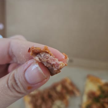 Sağlık Riski Olan Çiğ Et Ve Turşu Paketi İçindeki Kıl Yumağı