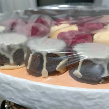 Kek Kuru Ve Çiçek Küçük; Satıcı Engelleme Ve Alaycılık Yaptı, Özel Gün Mahvoldu