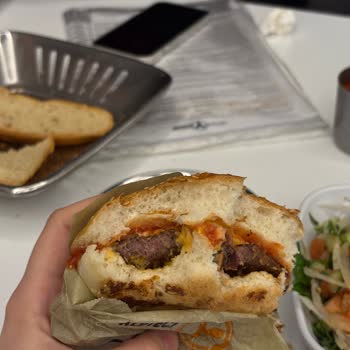 Pendorya AVM'de Köfteci Yusuf Şubesinde Pişmemiş Burger Köftesi