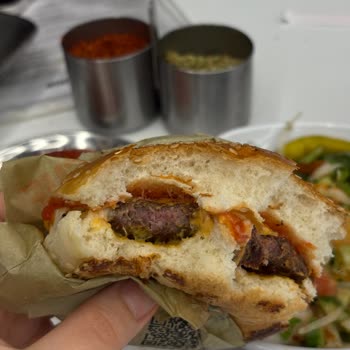 Pendorya AVM'de Köfteci Yusuf Şubesinde Pişmemiş Burger Köftesi