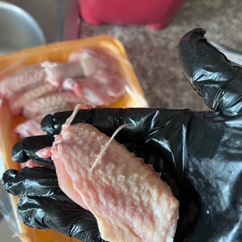 As Piliç Kanatta Tavuk Tüyleri Vardı!