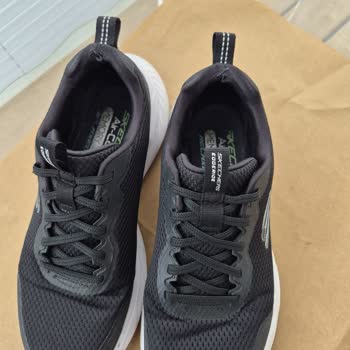 Skechers Ayakkabısının İç Yüzeyi Bir Yıl İçinde Parçalandı, Kullanım Hatası İddiası Reddedildi