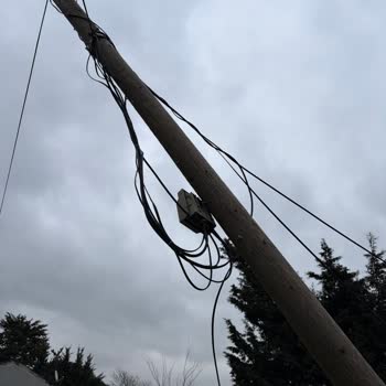 Türk Telekom’un Tehlikeli Sokak Dağıtım Direği İçin Acil Müdahale Talebi