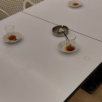 Masalar Kirli Ve Personel Hijyen Kontrolü Yapmıyor