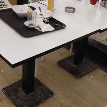 Masalar Kirli Ve Personel Hijyen Kontrolü Yapmıyor