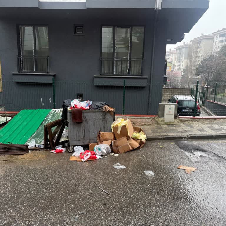 Ümraniye Cansel Sokak’ta Tek Çöp Konteyneri Yetersiz, Yer Değiştirmesi Otopark Çıkışını Engelliyor