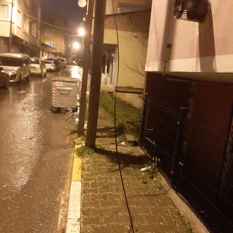 Türk Telekom Kablonun Sokakta Asılı Kaldığı Güvenlik Riski