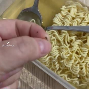 İndomie Noodle İçinden Yabancı Cisim Çıktı!