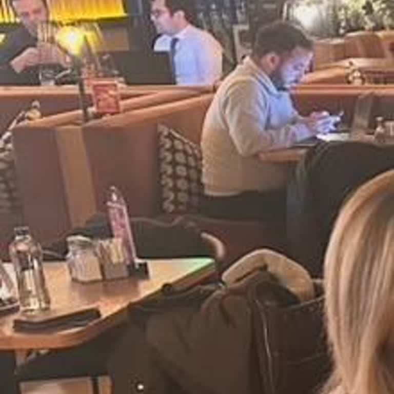 Kurtköy Viaport AVM'de Happy Moon's Cafe'de Kapalı Alanda Yasadışı Sigara İçimi