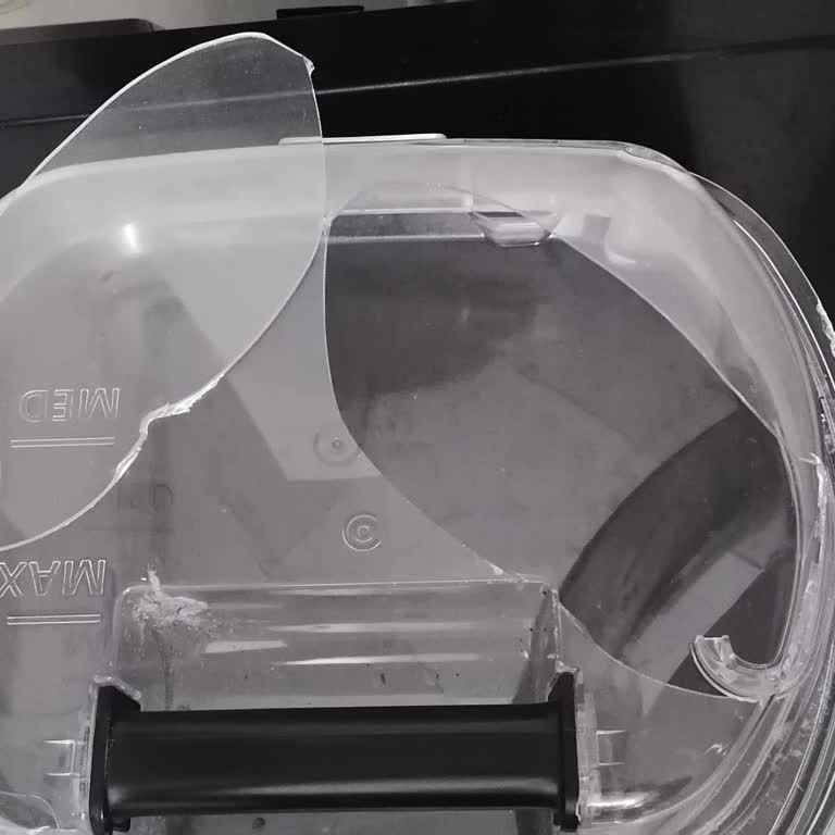 Hoover H Drive 500 Kurutma Makinesinde Su Haznesi Açılırken Düşüp Kırıldı