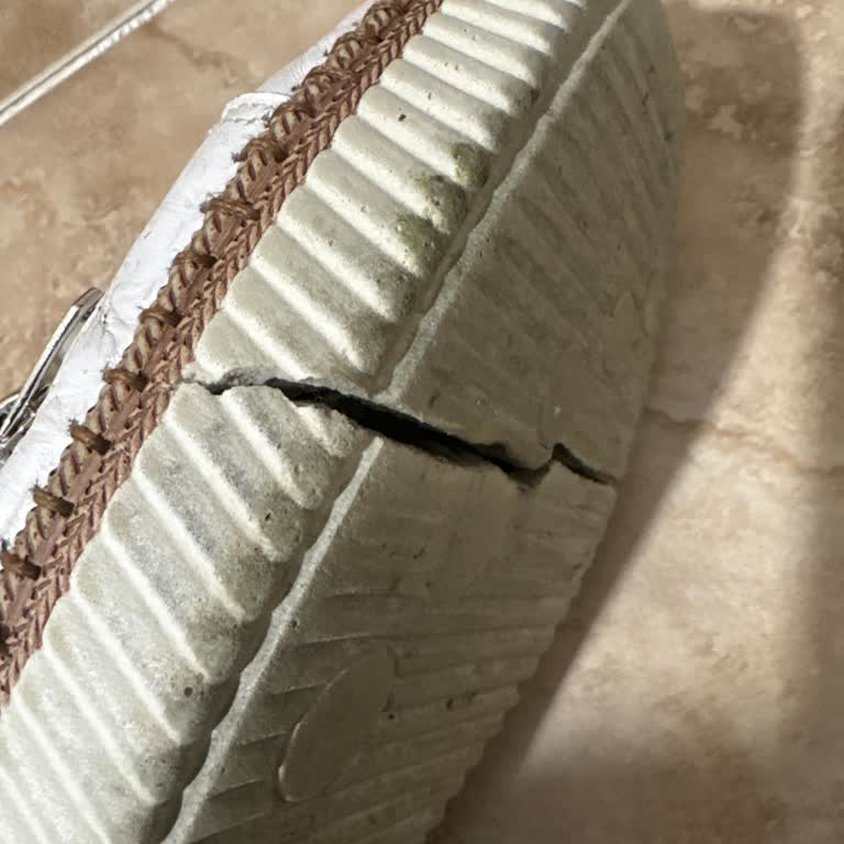 Beş Ayda Alt Tabanı Kırılan Ayakkabı İçin Kullanıcı Hatası İddiasi Ve Mağaza İlgisizliği