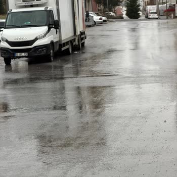 Sokak Ortasında Tavuk Ürünlerinin Soğuk Zincir Dışı Yüklenmesi Endişe Yarattı